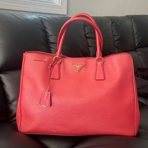 💯 Authentic LARGE Prada tote Bag